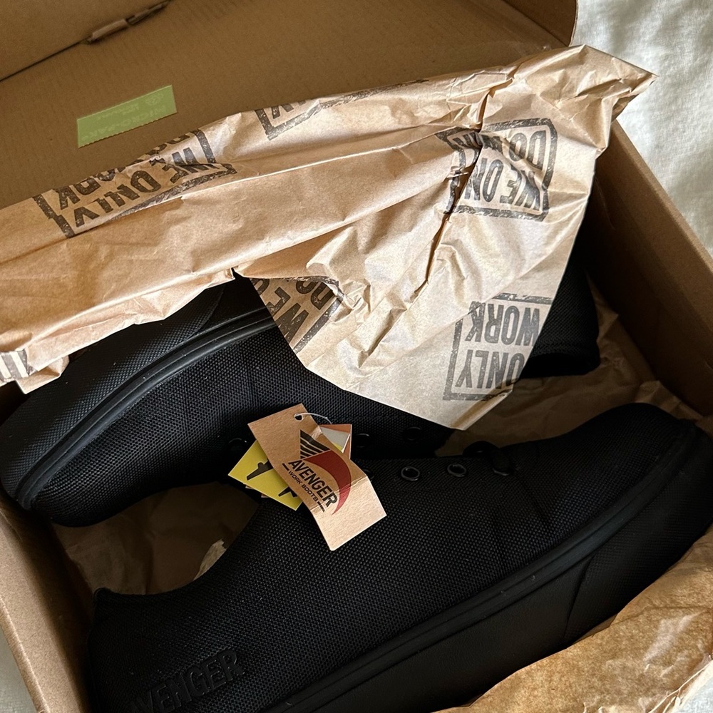Avenger Black Sneakers Versatile Athletic Design
